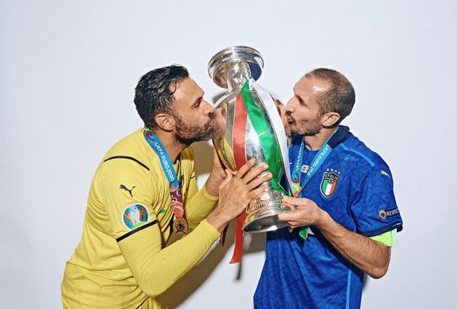 TA：纽卡报价3000万镑+浮动条款求购利物浦后卫宽萨 许诺球员常规首发位置