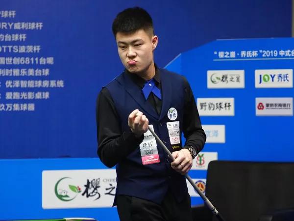 斯诺克球员锦标赛中国德比：肖国栋6-5战胜吴宜.